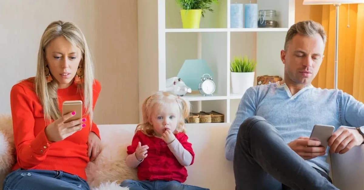 Tác hại của việc cha mẹ sử dụng điện thoại quá mức đối với sự phát triển của trẻ