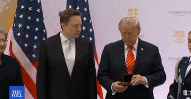 Tổng thống Trump trao huân chương vinh danh các tượng đài công nghệ Mỹ